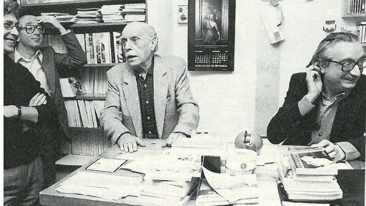 Josep Renau i Joan Fuster conversen amb Raimon i Joan Francesc Mira a la seu de l’editorial.