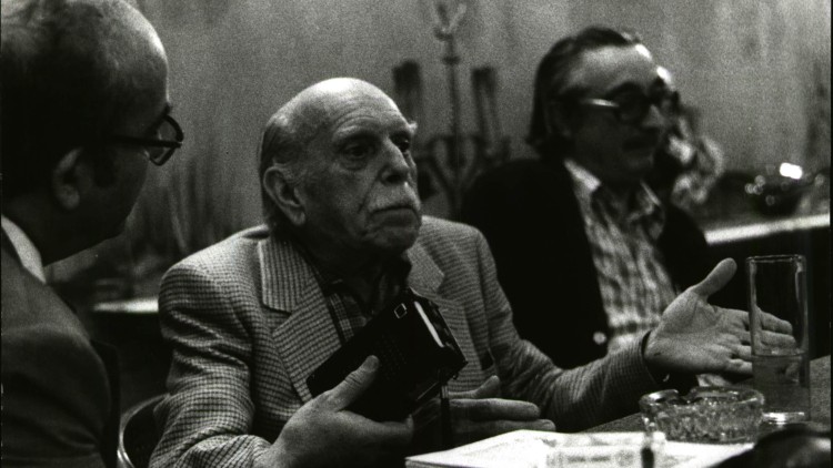Josep Renau, junt a Joan Fuster, en l'homenatge que li feren al primer.