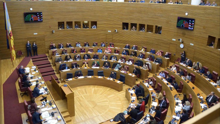 Panoràmica de les Corts valencianes durant un ple.