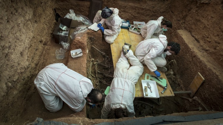Treballs d'exhumació del grup ArqueAntro a la fossa 113 del cementiri de Paterna. Eva Máñez