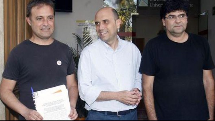 Natxo Bellido (Compromís), Gabriel Echávarri (PSPV) i Miguel Ángel Pavón (Guanyar Alacant) firmen el pacte de govern l'any 2015| EL TEMPS