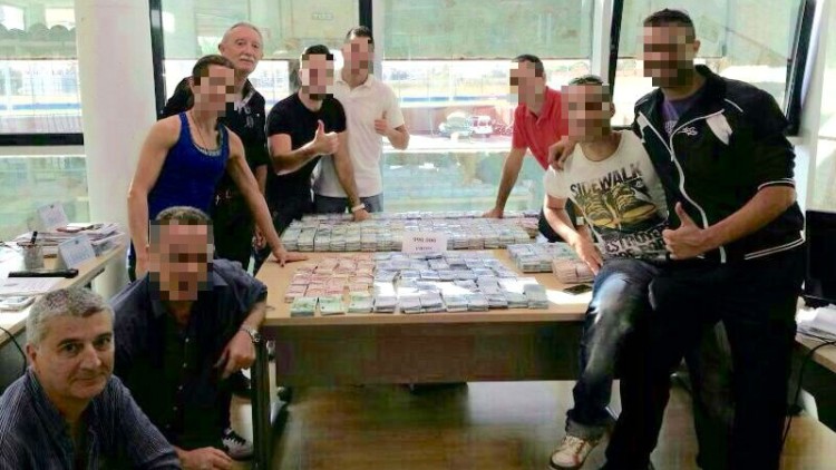 Juan José Ferrer, baix a l'esquerra, posa amb part dels diners recuperats. També hi ha Roger Sales, dalt a l'esquerra i amb bigoti, fins el gener de 2017 director insular de l’Administració General de l’Estat d’Eivissa i Formentera, i aleshores inspector en cap de la policia espanyola, amb agents de la Unitat de Delinqüència Especialitzada i Violenta (UDEV).