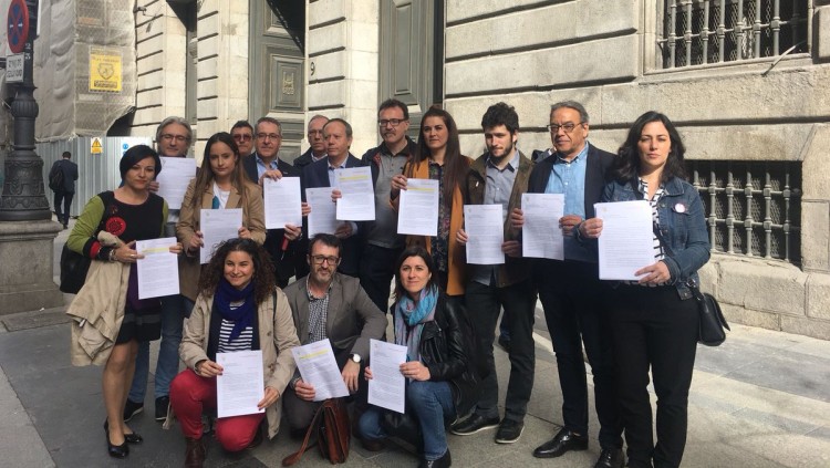 Partits, entitats civils i sindicats entreguen un manifest a favor d'un finançament just a Madrid| EL TEMPS