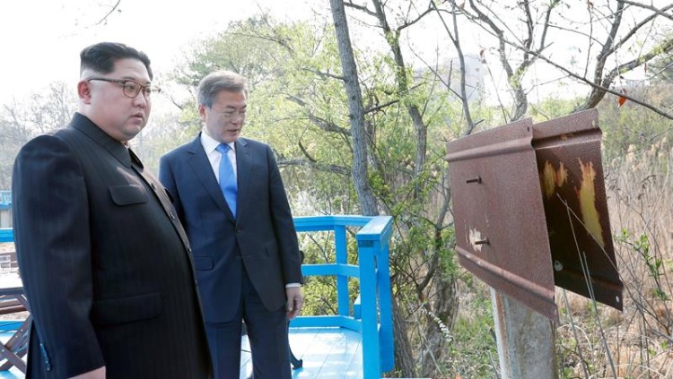 Imatge de la trobada entre Moon Jae In i Kim Jong Un. Efe