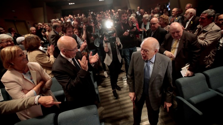 Jordi Pujol, a l'acte que l'homenatjava, rebut per Joan Rigol i Núria de Gispert. EFE