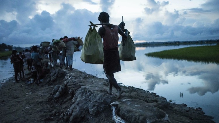 Al voltant de 700.000 rogingya van fugir cap a Bangladesh