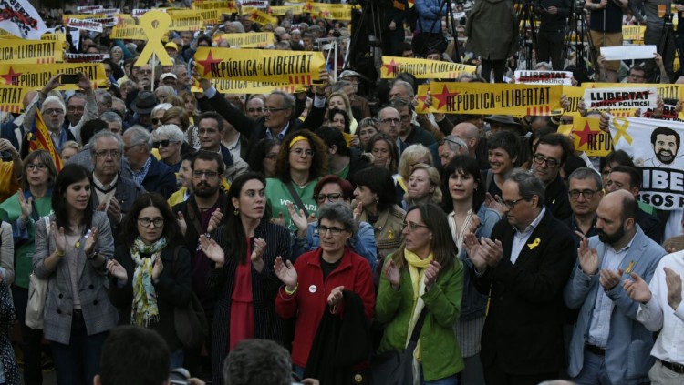 Imatge de la concentració, encapçalada per Susanna Barreda, Txell Bonet, Montserrat Puigdemont, Quim Torra i Marcel Mauri, entre més.. Òmnium Cultural