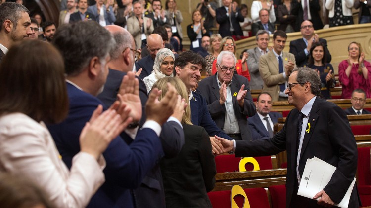 Quim Torra saluda el portaveu parlamentari d’Esquerra Republicana, Sergi Sabrià, després de ser investit al Parlament. Efe