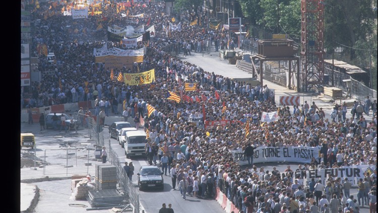 Imatge de la manifestació contra Zaplana convocada pel Bloc de Progrés Jaume I i celebrada el 6 de maig de 1995 a València