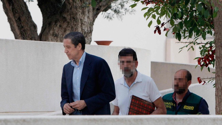 L’expresident de la Generalitat Valenciana, Eduardo Zaplana, amb les claus per entrar al seu domicili de Benidorm (Marina Baixa) durant l’escorcoll de la Guàrdia Civil| EFE