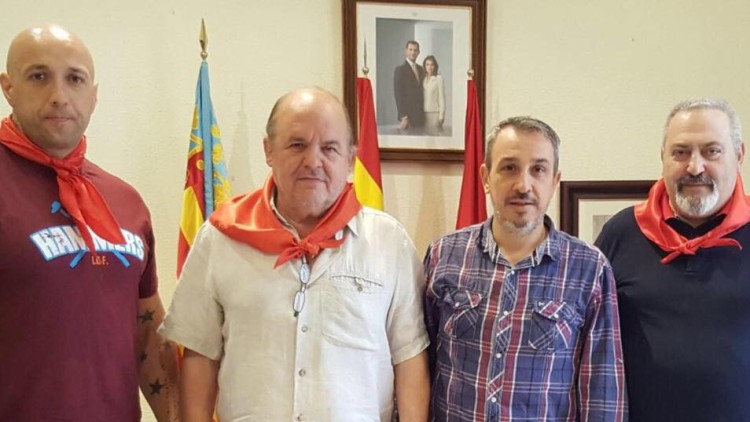 Membres de Levantina de Seguridad, el líder d'España 2000 José Luís Roberto -amb camisa blanca- i l'alcalde socialista de Sogorb (Alt Palància), Rafael Magdaleno, amb camisa a quadres, en una publicació a les xarxes de la firma de seguretat