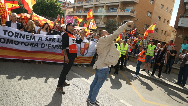 Jose Casado, líder del moviment unionista mataroní, fent-se un selfie amb la manifestació pro Tabàrnia de dissabte 2 de juny amb els militants de PxC August Armengol i Mónica Lora de fons.