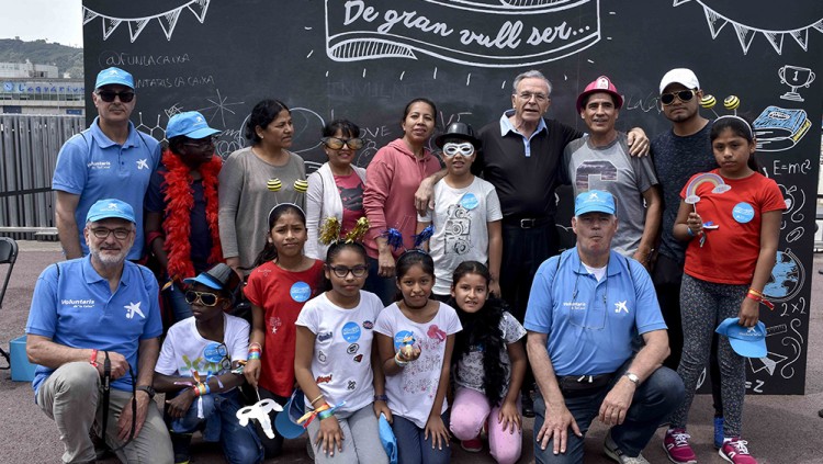 Foto del dia del Voluntari la Caixa, amb Isidro Faine al mig