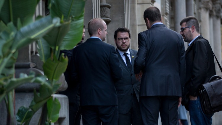 El vicepresident de la Generalitat, Pere Aragonès, a les portes del Departament. EFE
