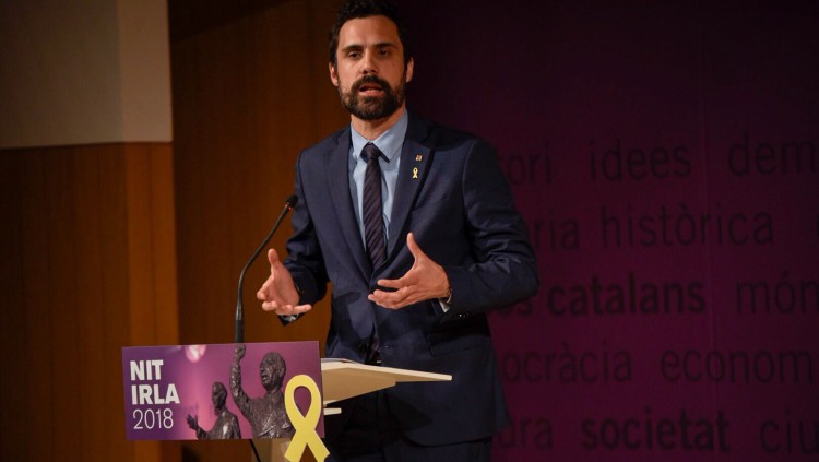 Roger Torrent anunciant la denúncia. Parlament de Catalunya
