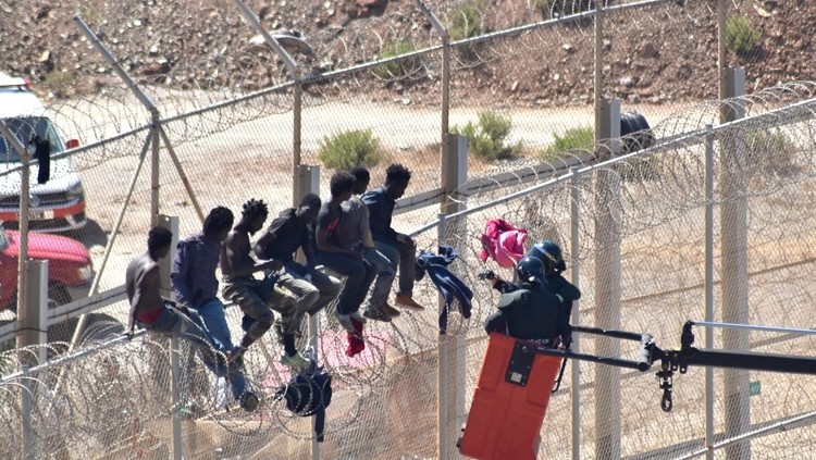 Imatge de tanques en concertines a la frontera sud de l'Estat espanyol| EFE