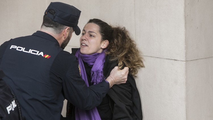 Un policia increpa una manifestant. Eva Màñez