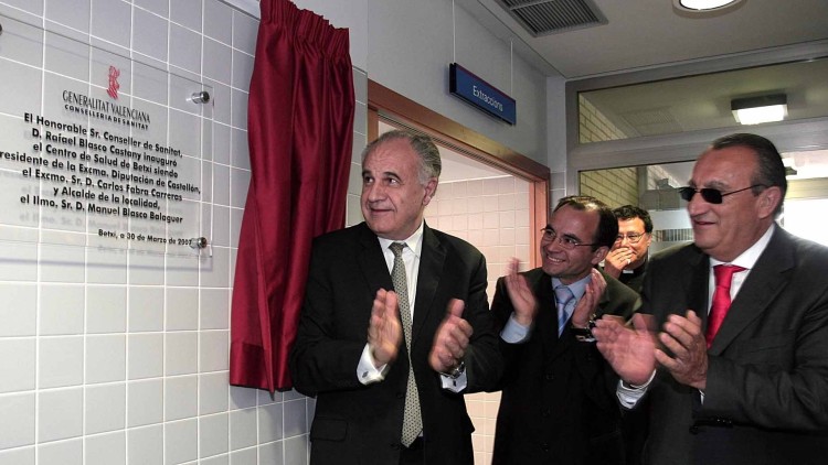 L'exconseller Rafael Blasco inaugurant un hospital junt amb l'expresident de la Diputació de Castelló, Carlos Fabra. Ambdós exdirigents del PP estan a la presó| GVA