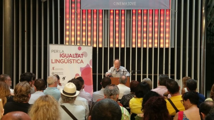 Joan Francesc Mira, president d'Acció Cultural del País Valencià, durant l'inici de l'acte