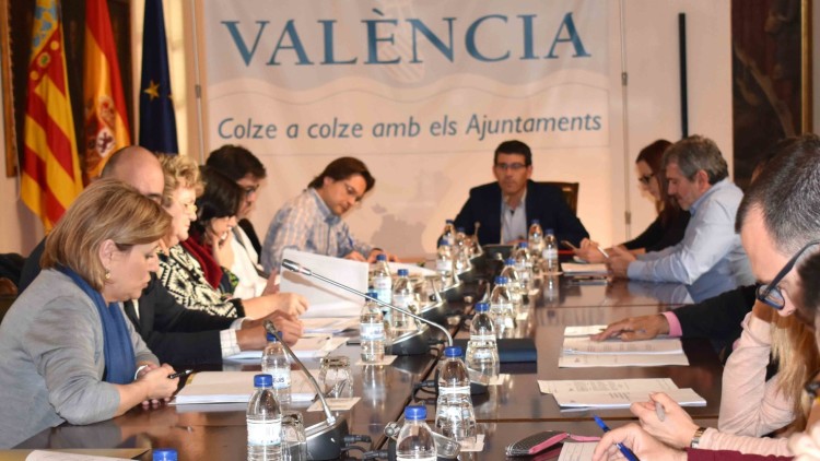 Consell d'administració de Divalterra amb la cogerent Agustina Brines en l'ús de la paraula. Cuerda apareix, amb la cara tallada, a la dreta de la imatge/ Raquel Abulaila