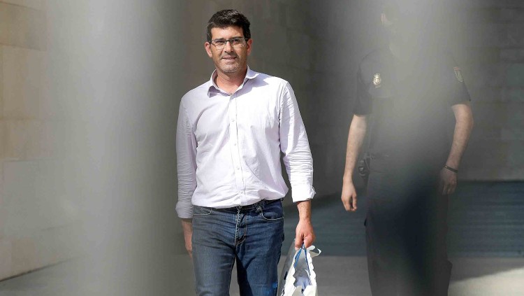 El president de la Diputació de València, Jorge Rodríguez abandona, en llibertat amb càrrecs, la Ciutat de la Justícia de València.. EFE