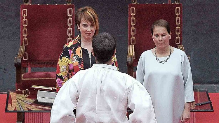 Un aurresku, dansa de reverència tradicional de la cultura basca, va donar la benvinguda a la nova presidenta de Navarra, Uxue Barkos, en la seua presa de possessió del càrrec. Era el 22 de juliol de 2015. Al costat seu, la presidenta del Parlament foral, Ainhoa Aznárez, de Podem. / EFE