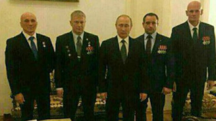 Dmitry Utkin, a la dreta de tot, amb Vladimir Putin.