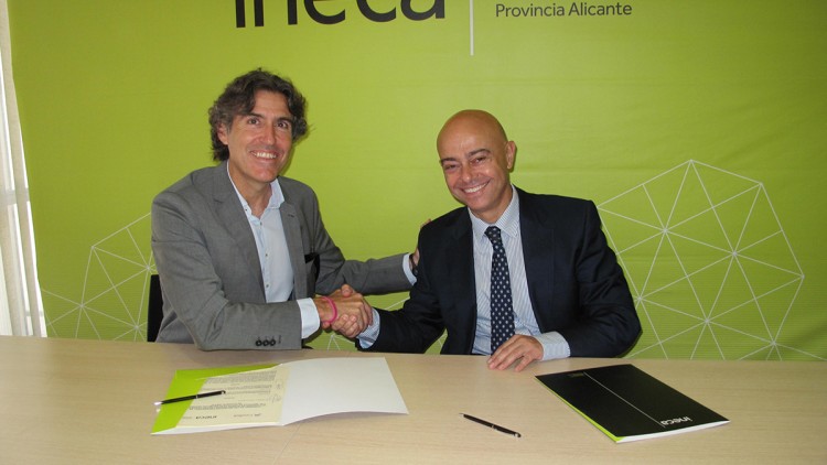 El director d’empreses de CaixaBank a la Comunitat Valenciana, Bernardino Gosp, i el president de l’Institut d’Estudis Econòmics de la Província d’Alacant, Rafael Ballester, firmant el conveni.