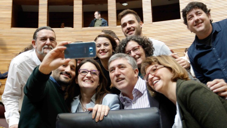 D'esquerra a dreta, Juan Ponce, Vicent Marzà, Mónica Oltra, Mireia Mollà, Rafael Climent, Graciela Ferrer, Fran Ferri, Elena Cebrián i Josep Nadal en una sessió parlamentària de 2016.. EFE
