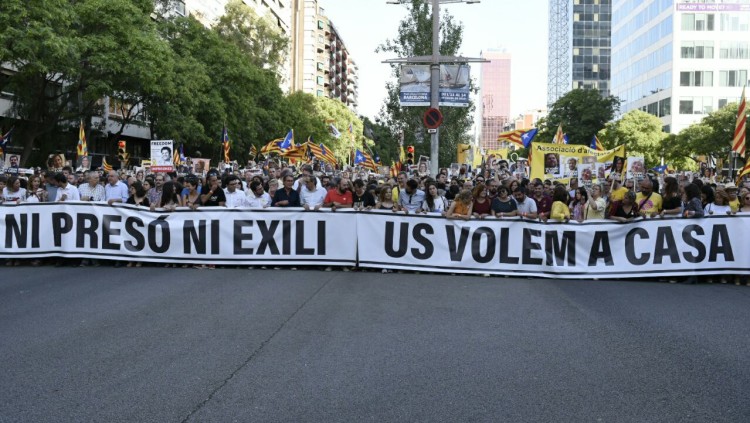 Capçalera de la manifestació. Òmnium Cultural