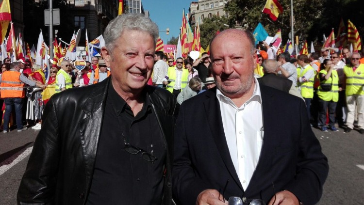 Fernando Mut, president de Societat Civil Valenciana, amb l'expresident de Societat Civil Catalana, Mariano Gomà, a la manifestació unionista del 9 d'Octubre del 2017| EL TEMPS