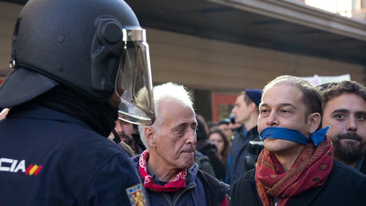 La Llei orgànica de protecció de la seguretat ciutadana (coneguda popularment com a Llei Mordassa) aprovada el 2015,  dona pràcticament carta blanca a la policia en la seva funció repressiva.. Efe