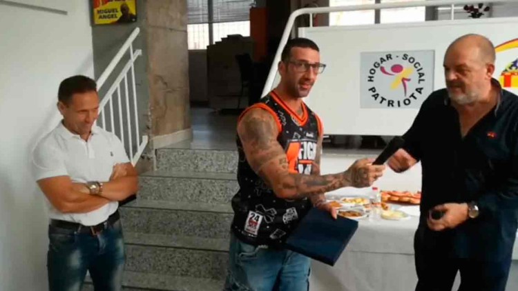 El líder d'Ultras Yomus investigat per les agressions del 9 d'Octubre rep un guardó d'España 2000 per aquells fets| EL TEMPS