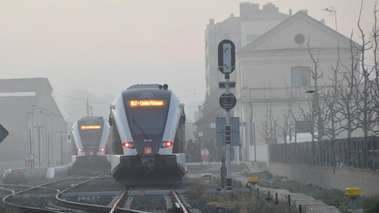 El tren de la Pobla al seu pas per Balaguer. Joan Solé
