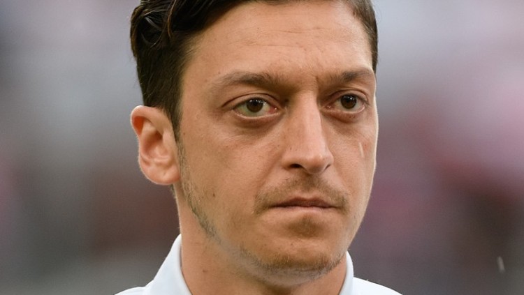 Mesut Özil vestit amb la indumentària de la selecció alemanya