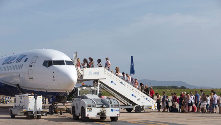 Els passatgers accedeixen a un avió ubicat a l'Aeroport de Castelló| Aerocas