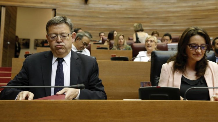 El president del Govern valencià, Ximo Puig, i la vicepresidenta, Mónica Oltra, en una sessió parlamentària.. EFE