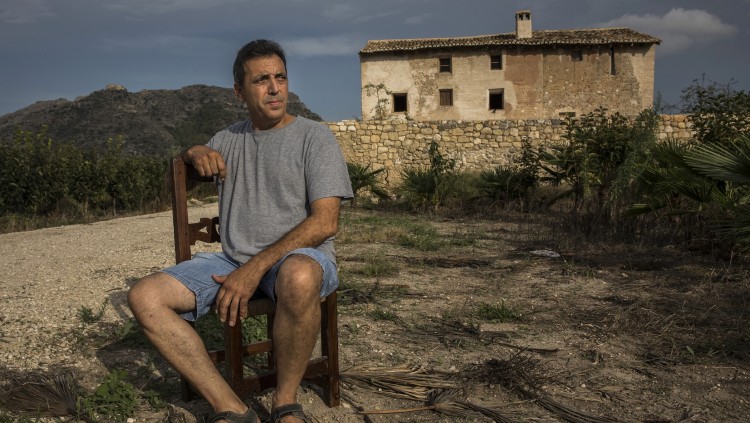 Pep Gimeno posa davant de la seua alqueria.. Miguel Lorenzo