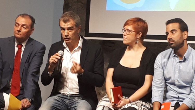 Toni Cantó, durant la seua intervenció. A la seua dreta, Salvador Navarro (CEV). A la seua esquerra, Àgueda Micó (Compromís) i José Muñoz (PSPV-PSOE).. El Temps