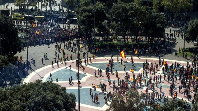 Manifestació a plaça Catalunya i contramanifestació als voltants. Efe