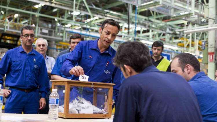 Operaris de Ford participen en una votació. EFE