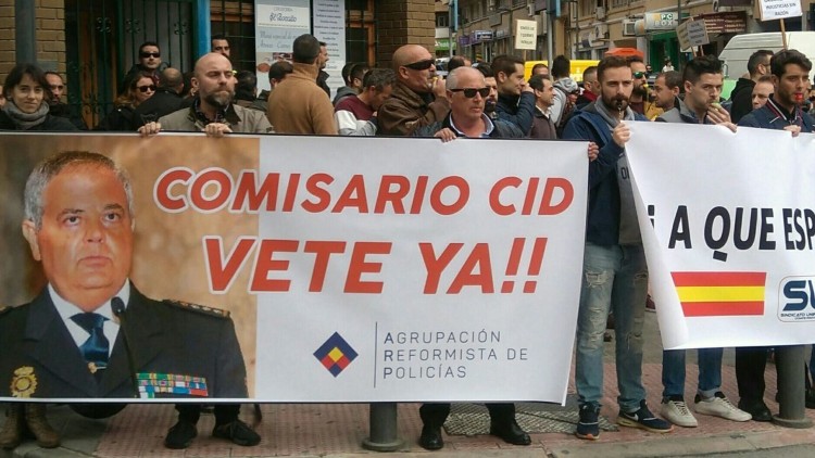 Protestes dels sindicats policials contra el comissari principal d'Alacant Alfonso Cid. Pancarta de l'Agrupació Reformista de la Policia| ARP