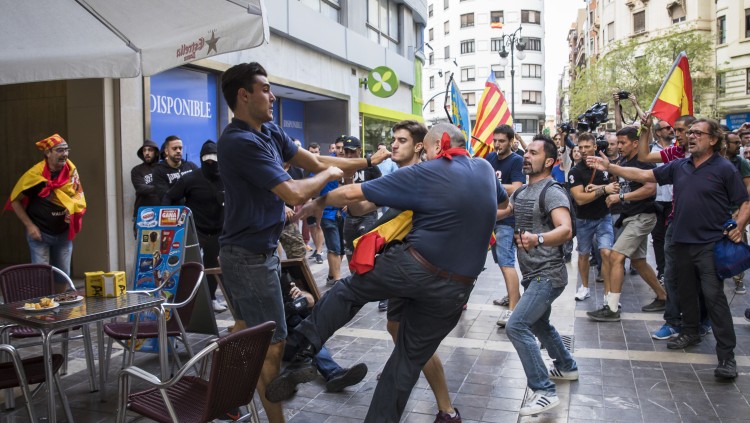 Un instant de les agressions del 9 d'Octubre del 2017| Miguel Lorenzo