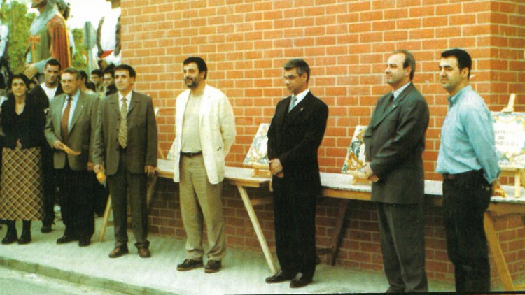 Acte d'inauguració a Castelló de la Ribera, amb el president del Síndic Pere Calp i els alcaldes i representants municipals de tots els 'Castelló'. Arxiu El Temps