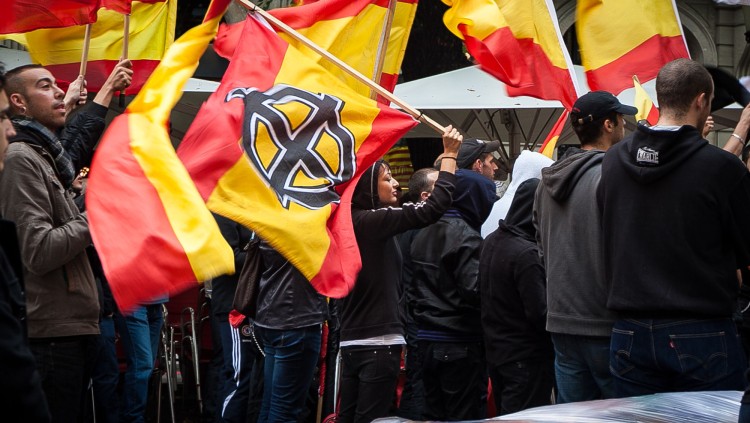 Al mig de la imatge, Melisa Domínguez Ruiz, l’actual líder d’Hogar Social Madrid, entitat destacada del neonazisme espanyol.. Jordi Borràs