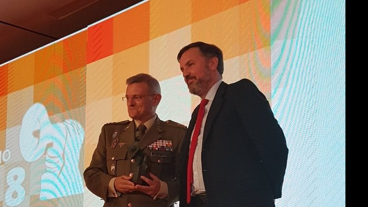 Fernando José López del Pozo, tinent general, junt amb el president d'Hazte Oír Ignacio Arsuaga| Cap d'Estat de la Defensa