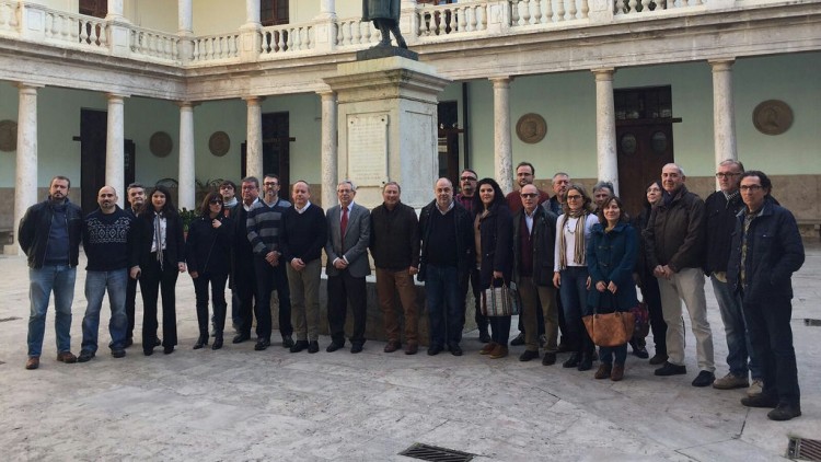 Representants de CCOO, UGT i Intersindical junt amb membres de col·lectius cívics i de tots els partits de l'esquerra valenciana en l'escenificació de l'acord sobre la competència lingüística