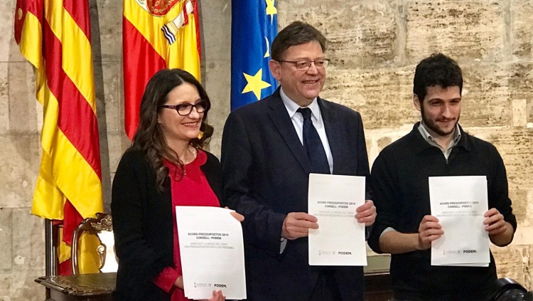 La vicepresidenta Mónica Oltra, el president Ximo Puig i el síndic de Podem Antonio Estañ escenificant el pacte per als comptes del 2019