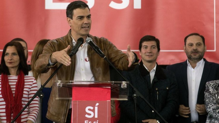 Rafa García, darrere de Pedro Sánchez i al costat de José Luis Ábalos, en un acte del PSOE.