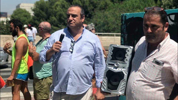 L'expresident del GAV, Juan Garcia Sentandreu, junt amb Juan Carlos Ponce, de Defenem Valéncia (sic) durant l'acció vandàlica d'esborrar el mur a favor dels joves d'Alsasua| Youtube